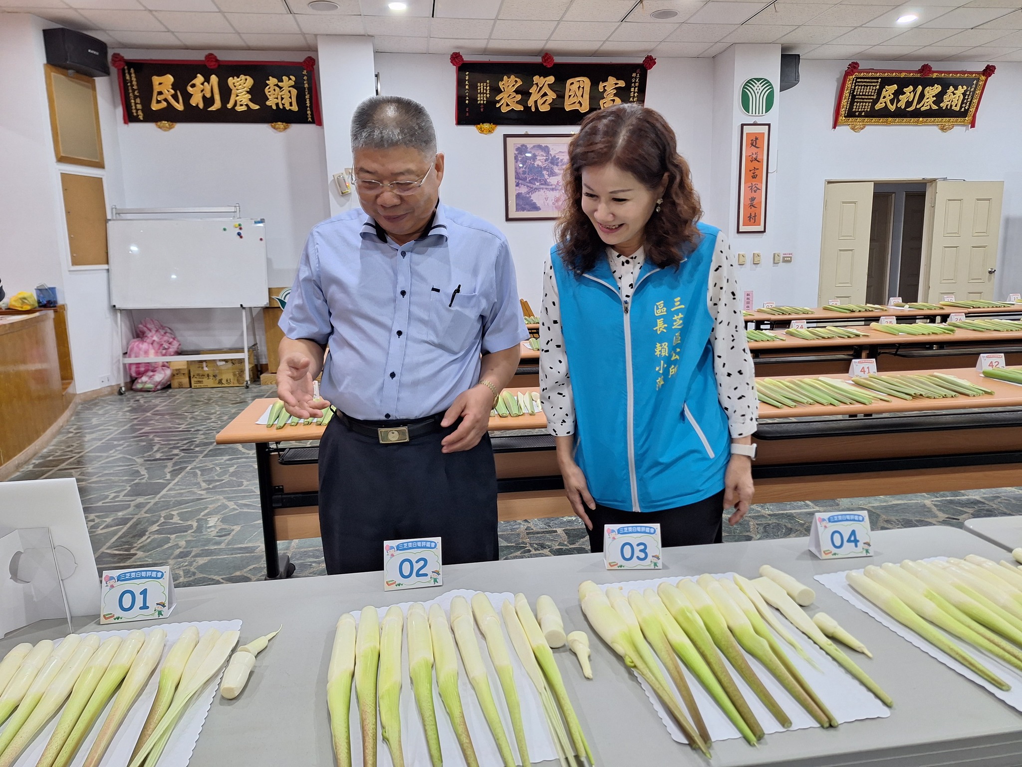 賴區長及農會郭總幹事一同觀賞農友辛苦種植的茭白筍