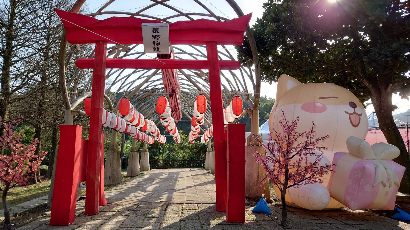 櫻花季活動現場設置日式鳥居及柴犬裝置玩偶供民眾拍照
