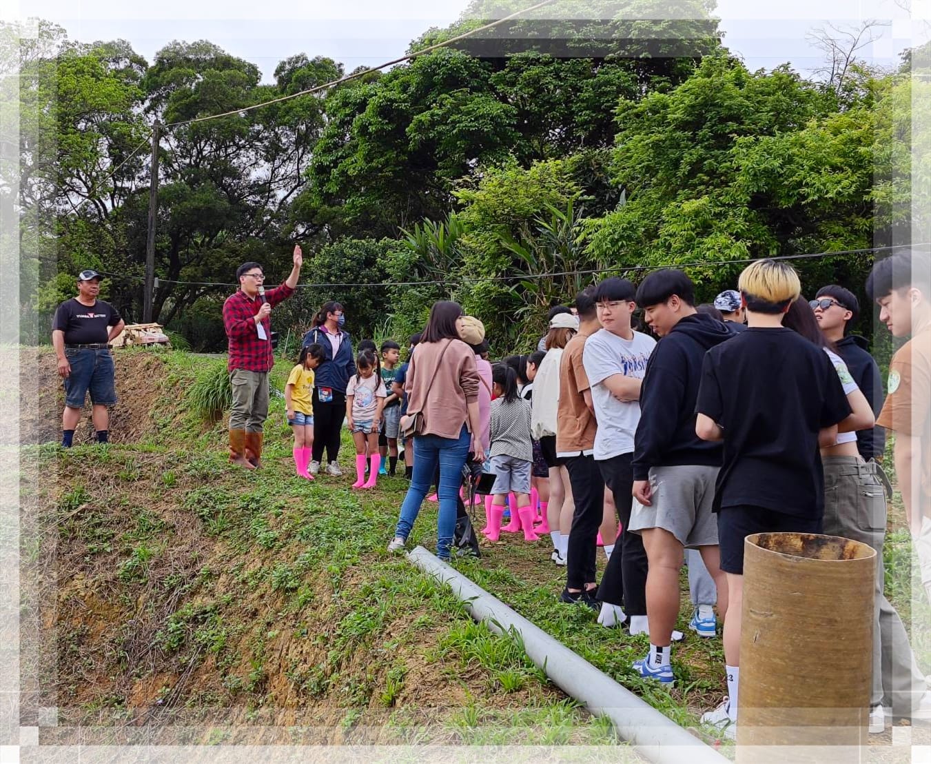 二號空間青年培力工作站執行長江玉誠帶領小朋友們體驗插秧活動