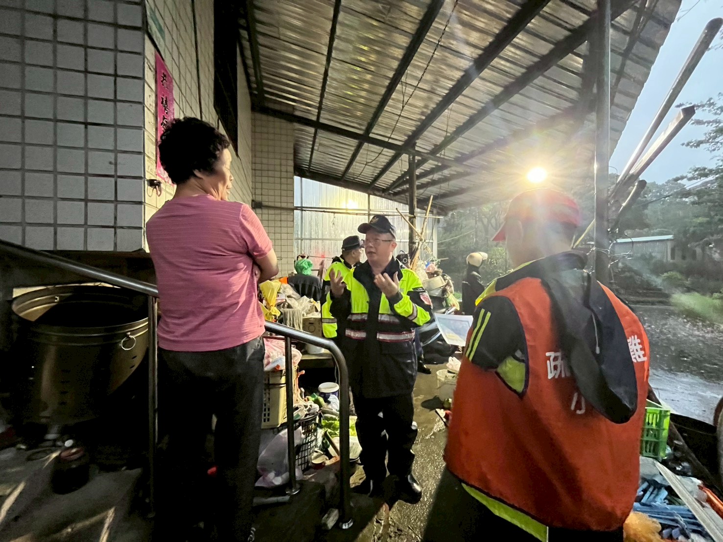 公所疏散避難小組偕同警政單位進行預防性疏散避難撤離作業