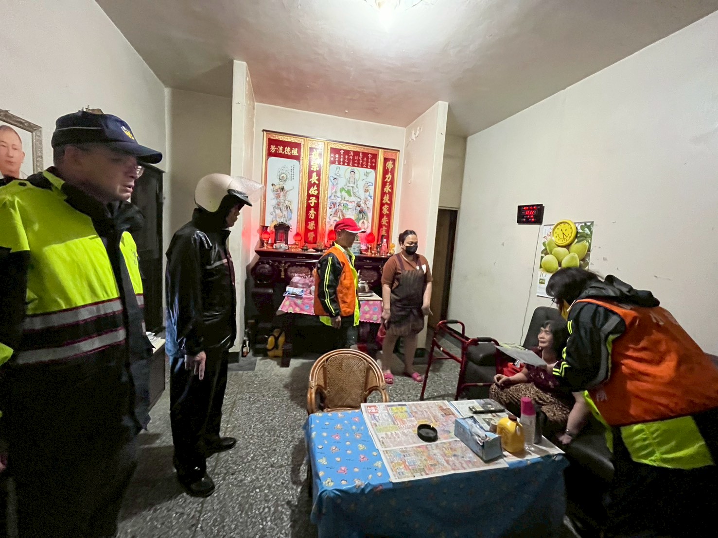 公所避難小組與警政單位進行預防性疏散撤離作業