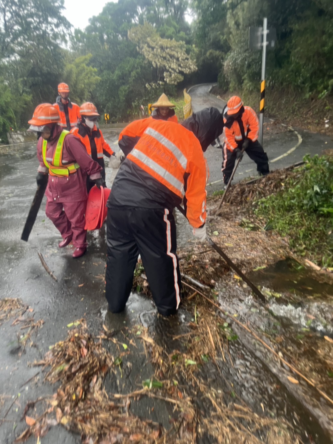 清潔隊員進行側溝清淤