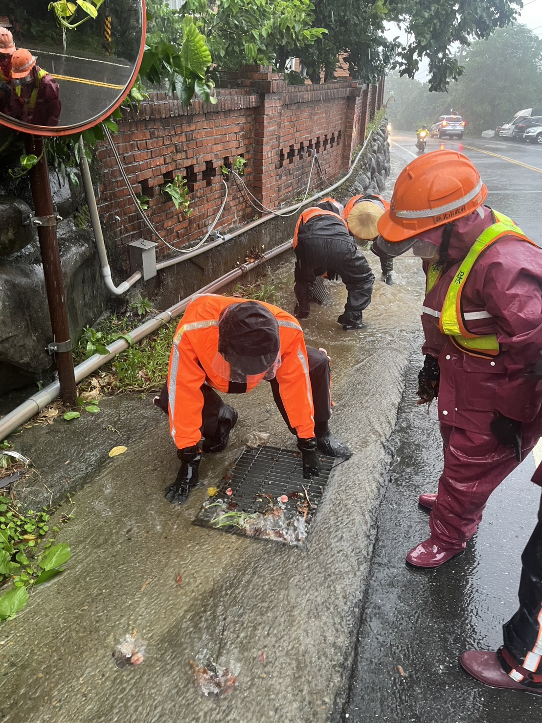 清潔隊員進行側溝阻塞清淤