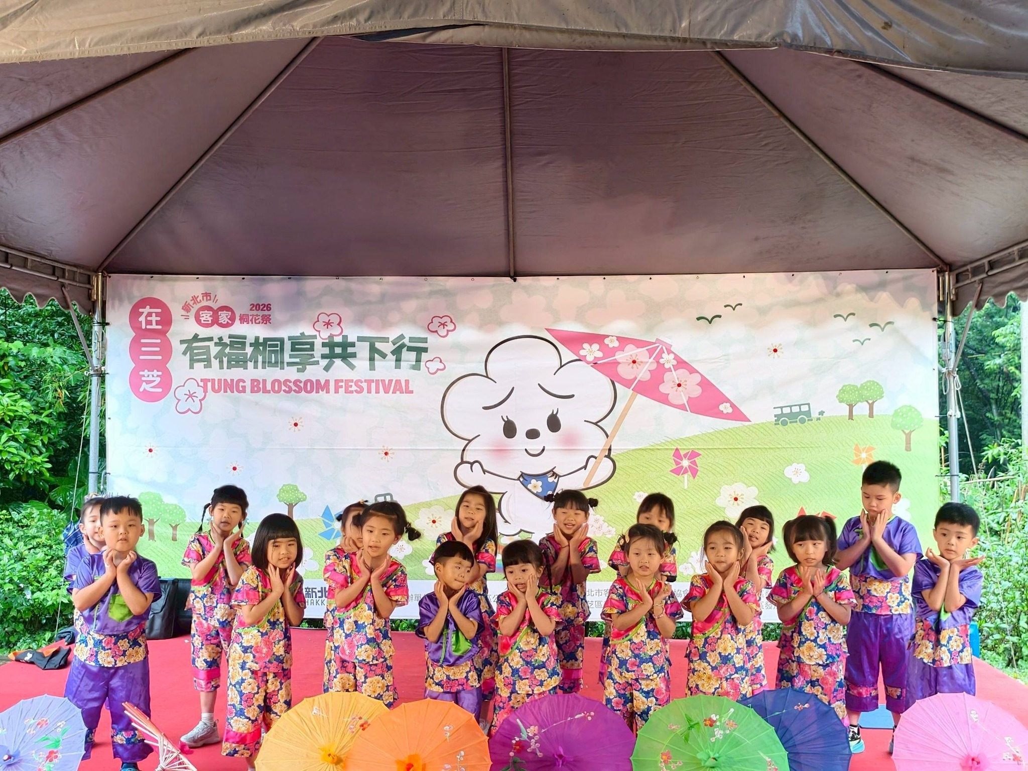 小朋友活潑可愛表演