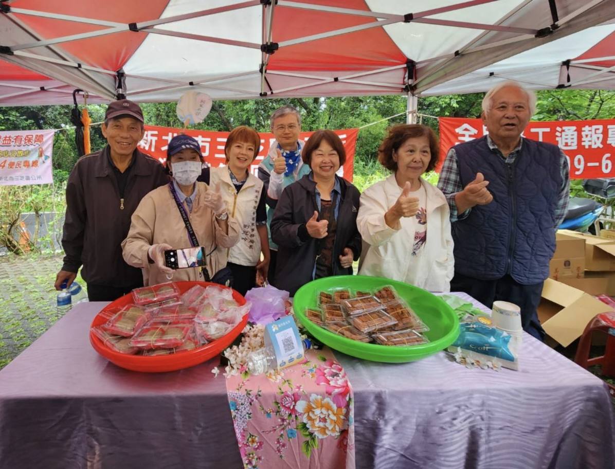 客家局劉冠吟局長及李天民區長和現場攤位合影