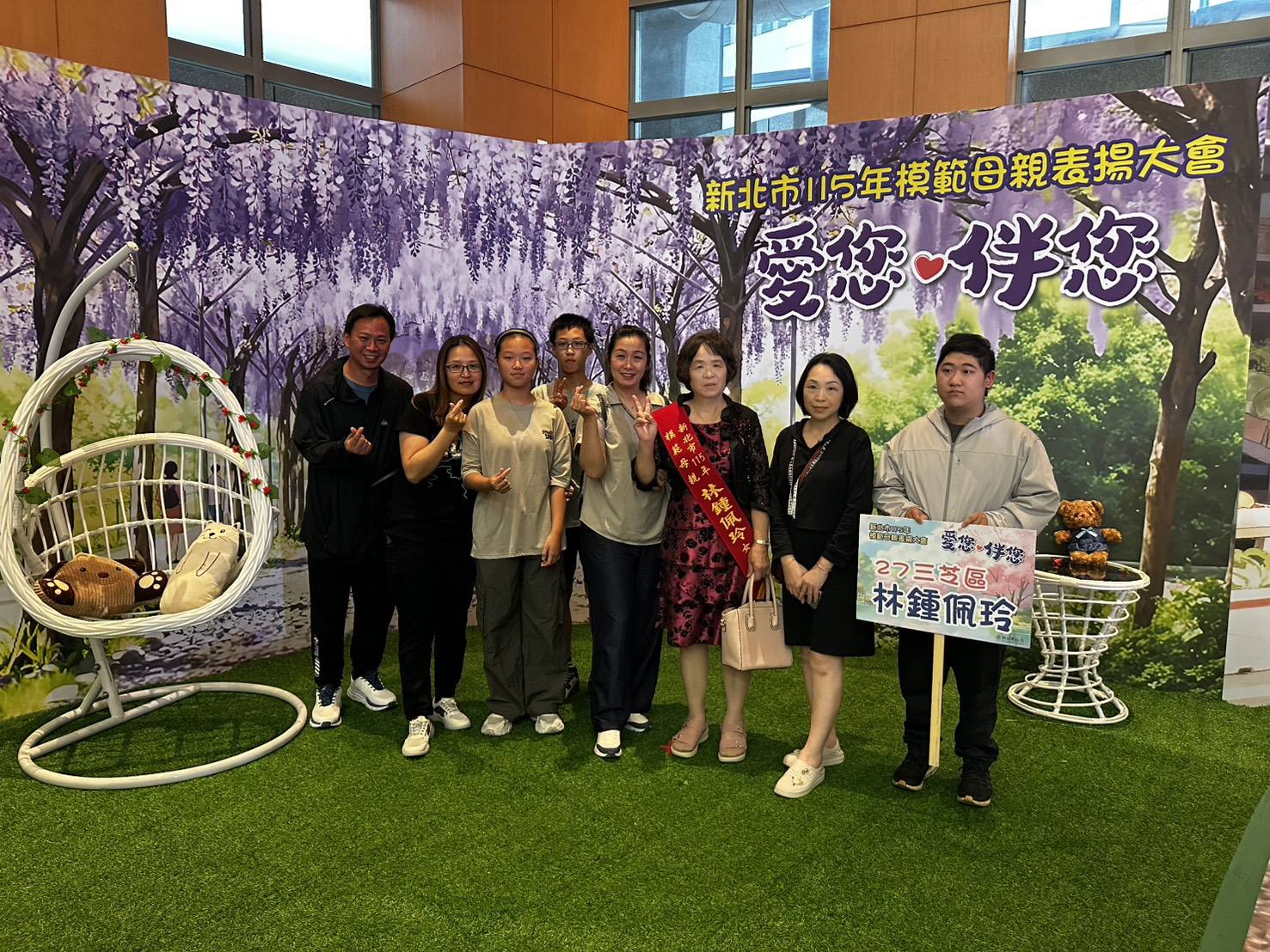 店子里林鍾佩玲女士(115年市級模範母親)與家人合影